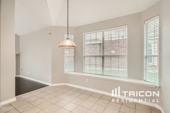 Building Photo - 2710 Hawthorne Dr