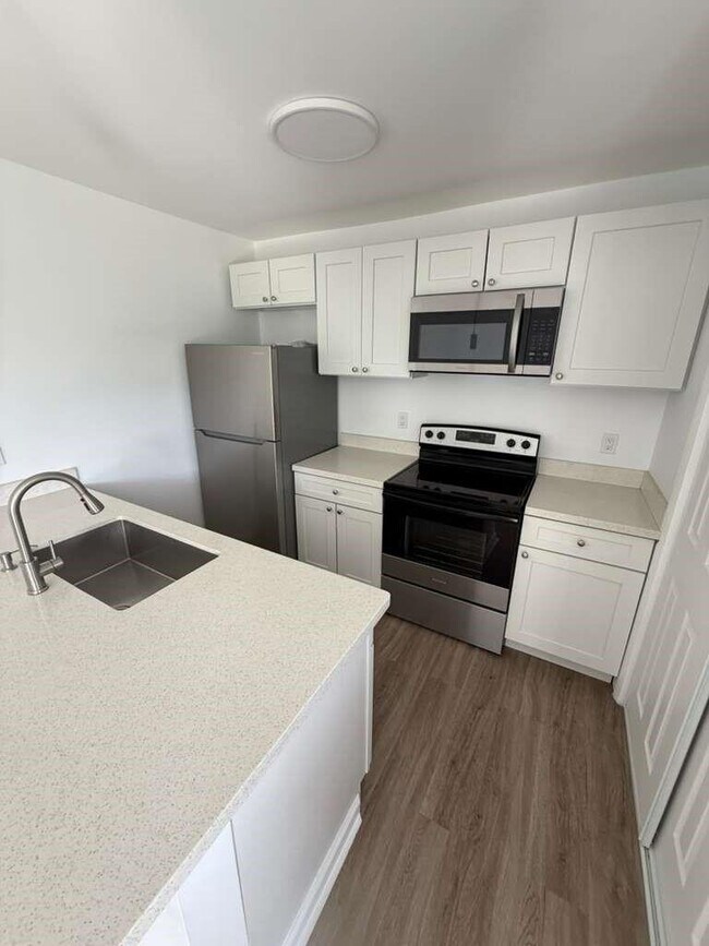 Building Photo - 902 E Tiffany Dr