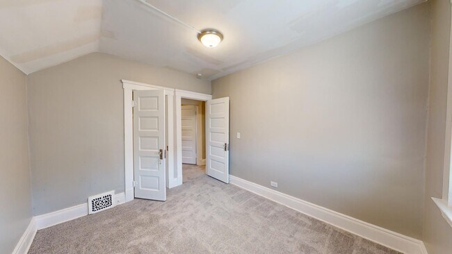 Building Photo - 3 Bed / 1 Bath in Cleveland!