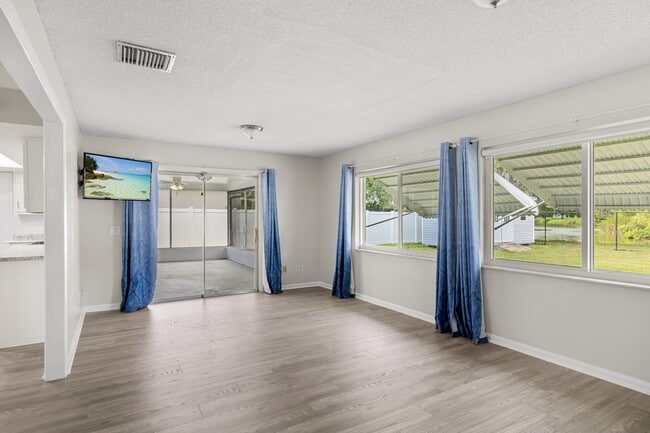 Building Photo - 7907 Sebastian Rd