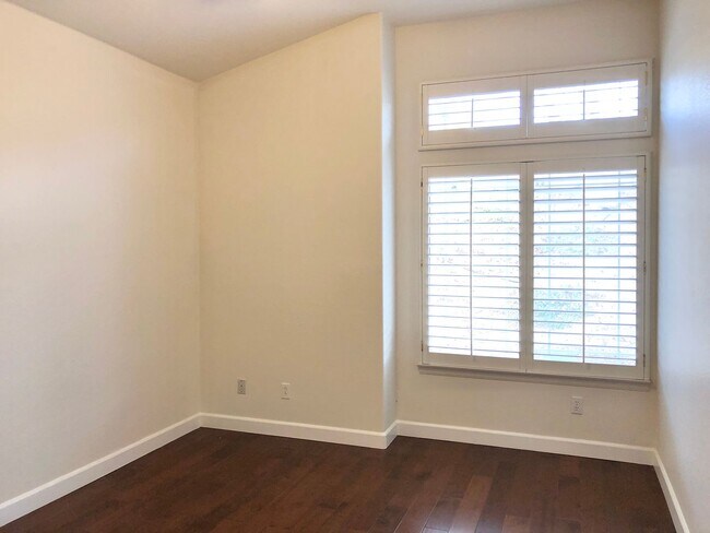 Building Photo - Wonderful Single Story Home, Quiet Neighbo...