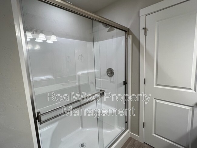 Building Photo - 675 NE Brookstone Dr
