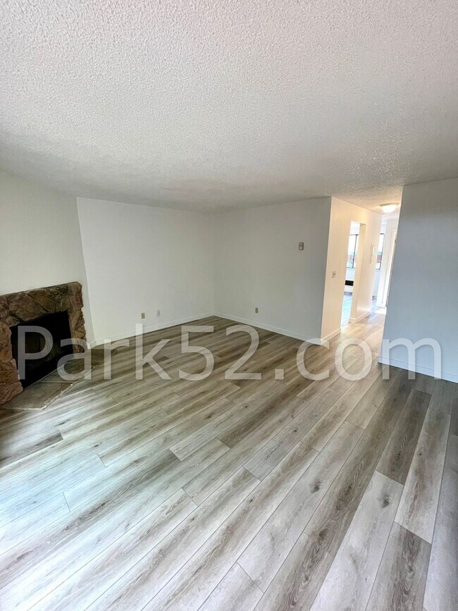 Building Photo - Remodeled 2 Bedroom Townhome!
