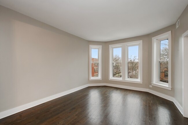 Building Photo - 935 N Hoyne Ave