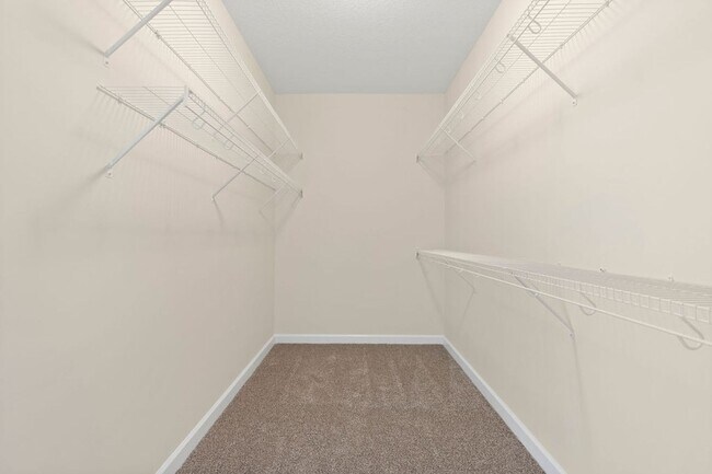 Building Photo - Stunning Townhome!