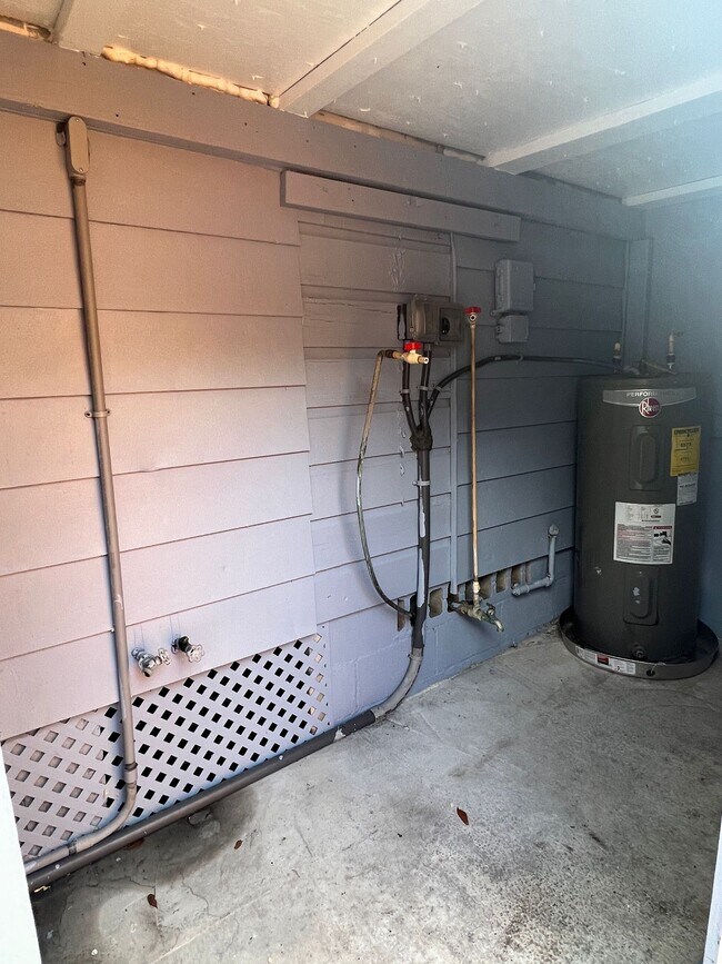 Storage Shed - 1483 Hamlet Ave