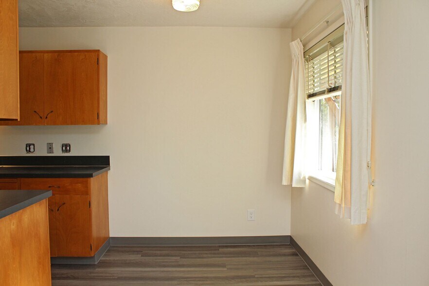 Building Photo - 930 SW Gibbs St