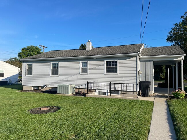 Building Photo - 420 E Maple St