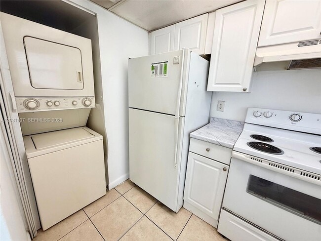 Building Photo - 2410 NW 52nd Ave