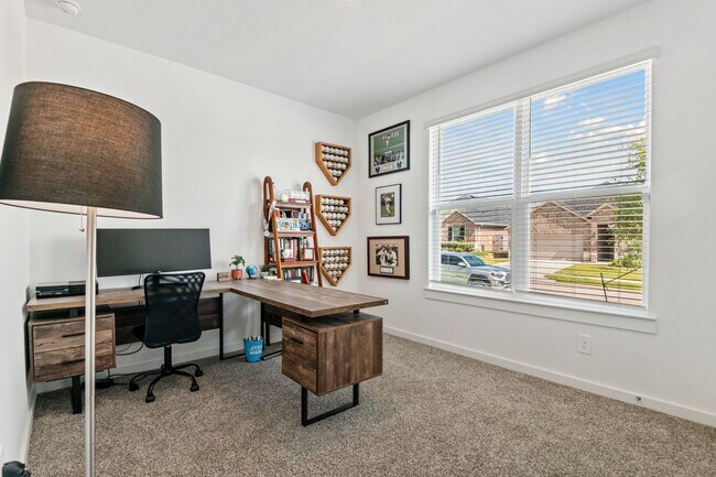 Building Photo - 560 Newcomb Holw Dr