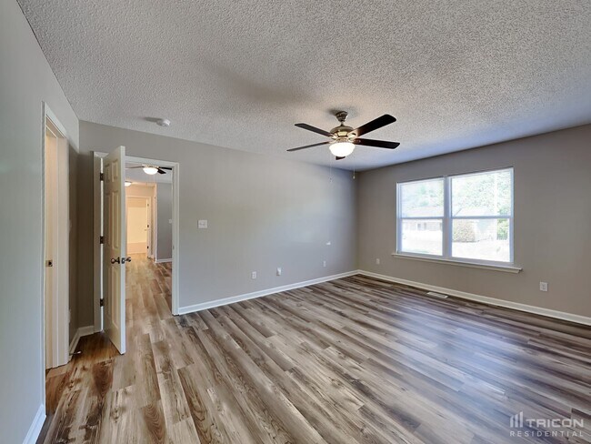 Building Photo - 2425 Saluda Dr