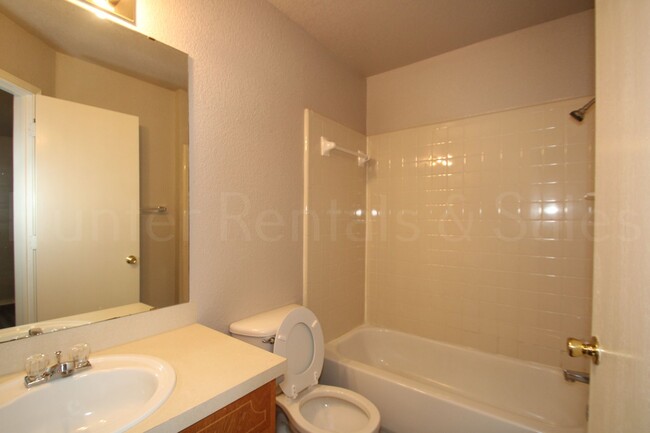 Building Photo - Amazing Three-Bedroom Townhome!