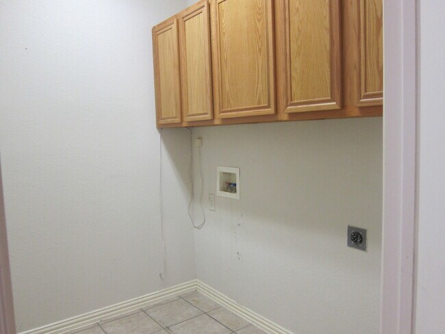 Building Photo - Townhome For Lease in Plano