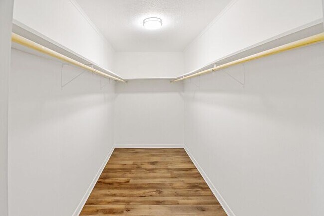 Building Photo - Available Now! Newly Remodeled 4 Bed 3 Bat...