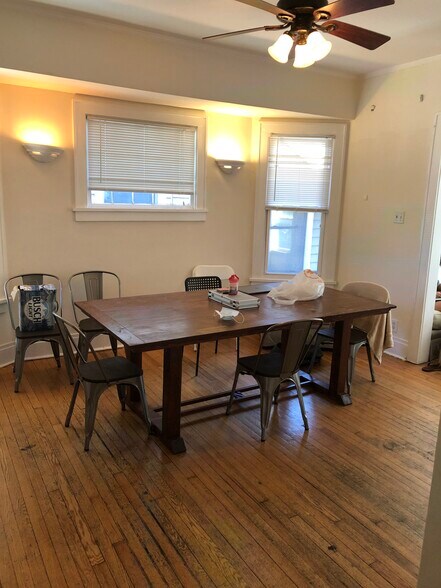 Family room - 1117 Foster St