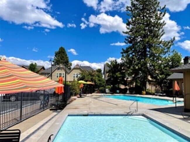 Building Photo - 2 Story Townhouse in Bend