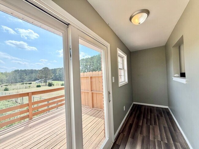 Building Photo - 542 Loop Rd