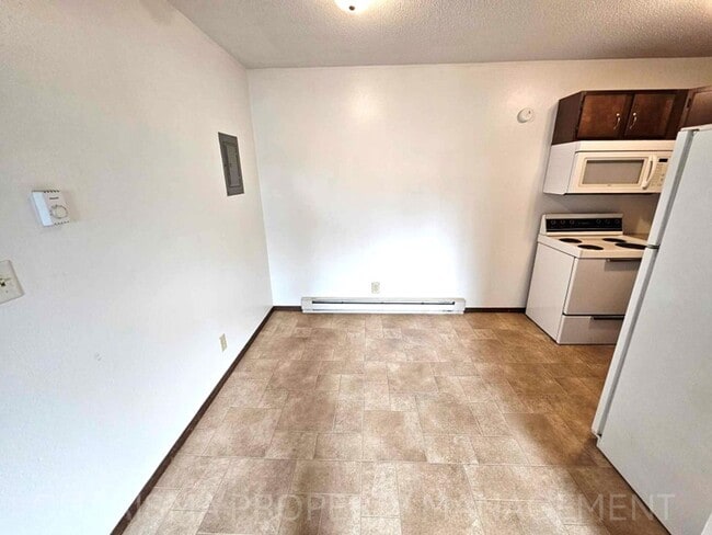 Building Photo - 2 BD, 1 BA in Garretson - Small Town Living Near Big City Amenities