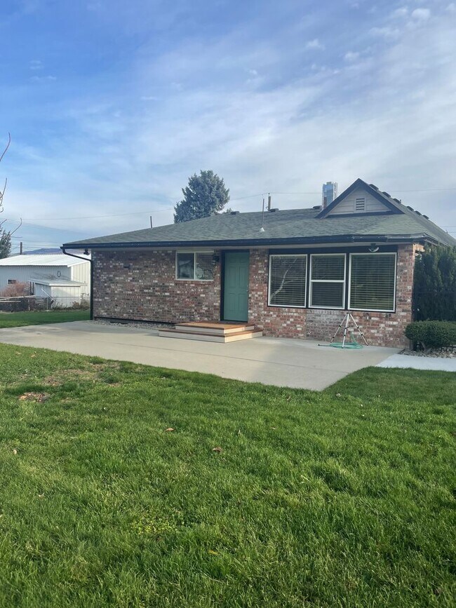 Building Photo - 3-bedroom 2-bathroom Single Family Home