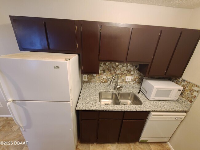 Building Photo - 1600 Big Tree Rd