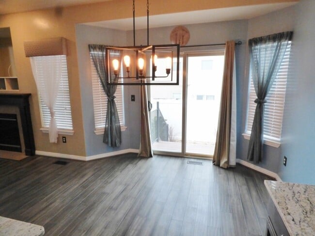 Building Photo - 3 Bd 3.5 Bath Model Like Townhome in Riverton