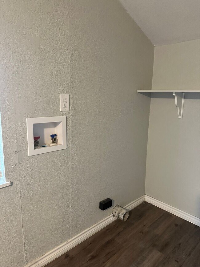 Building Photo - Great Home Located in the Lawton Heights Area! Pets Negotiable with Owner Approval!