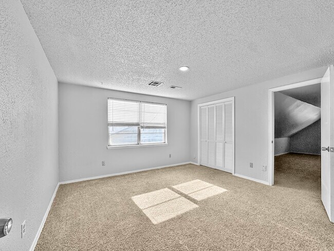 Building Photo - 2422 Ripple Creek Ln