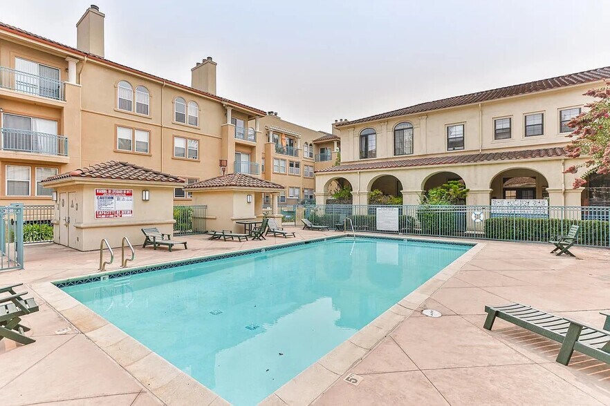 Private pool for residents - 516 Martha St