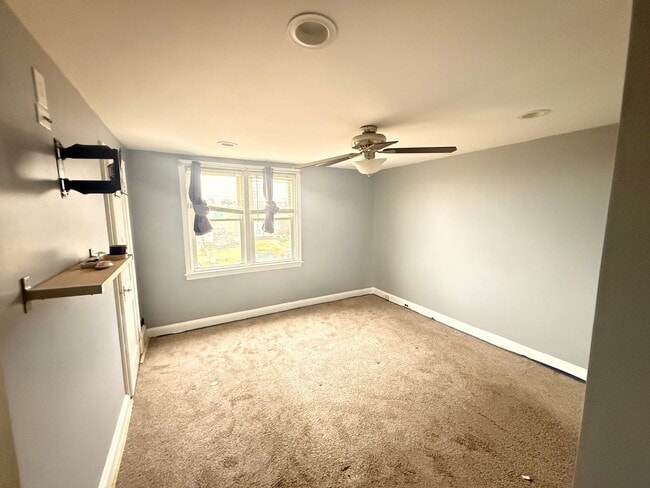 Building Photo - Spacious 3BR Home in Overbrook Park – Front Yard, Modern Kitchen, Washer and Dryer & Basement