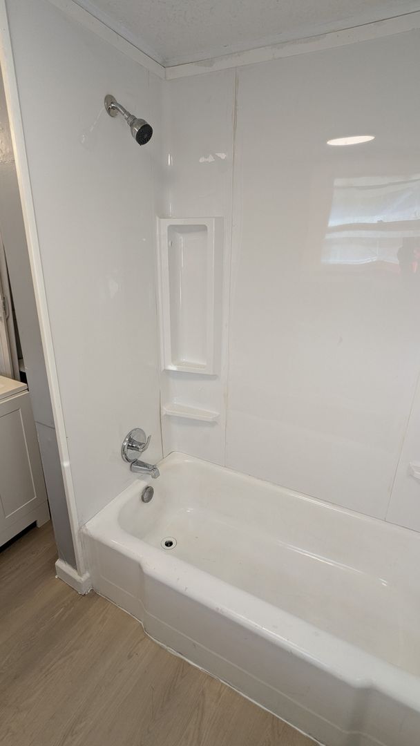 Building Photo - Welcome to your charming home located in the vibrant city of Akron