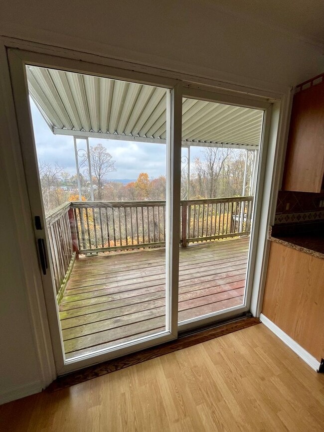 Building Photo - Three Bedroom Single Family House