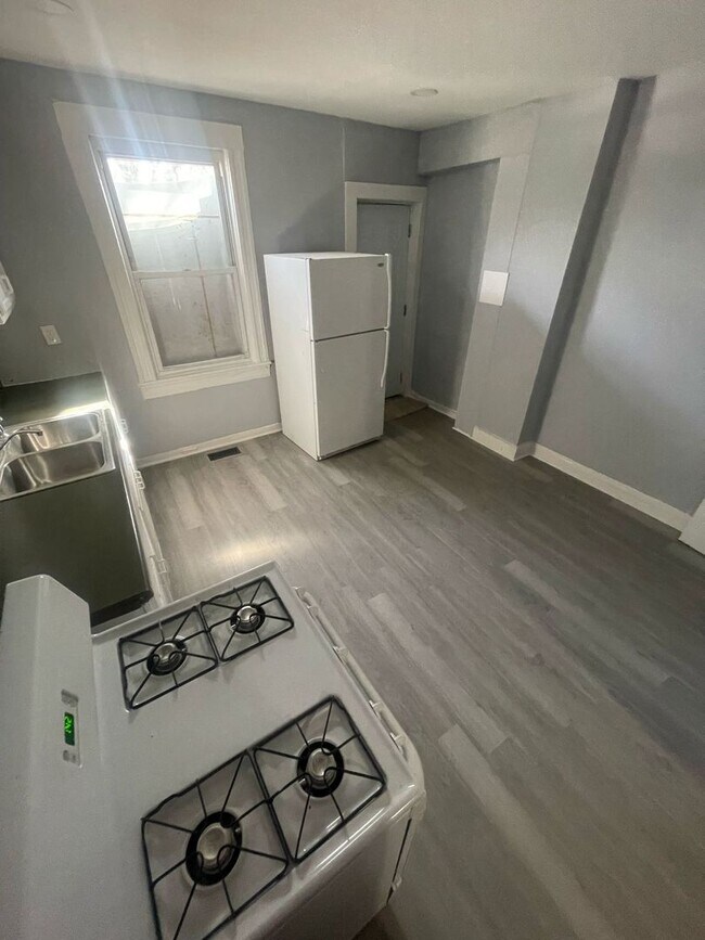 Building Photo - Three Bedroom One Bathroom Ready For ASAP Move In