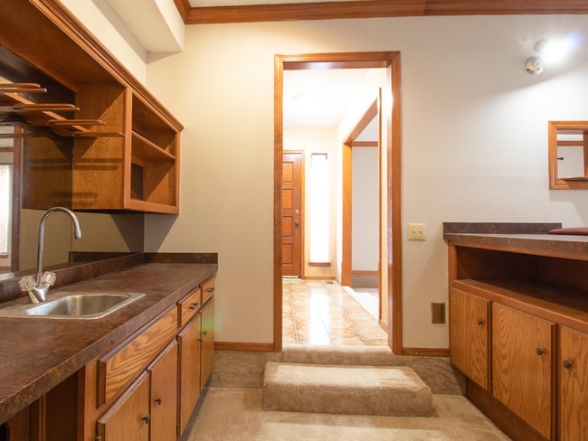 Building Photo - Spacious 3BD/2.5 BTH 2 Car Garage, Minutes from Tinker AFB