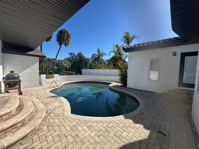 Building Photo - 2610 S Dundee St