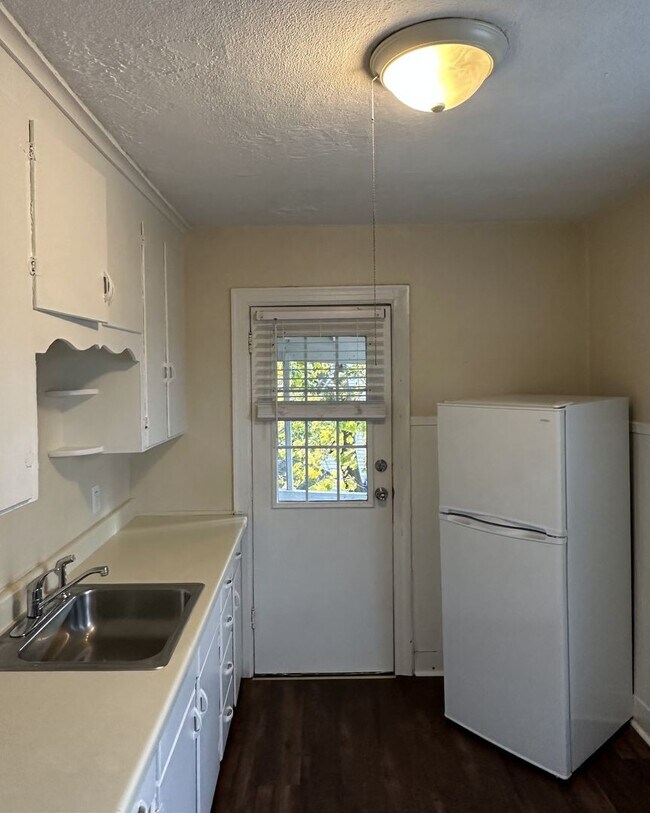 Building Photo - 160-162 Center Street