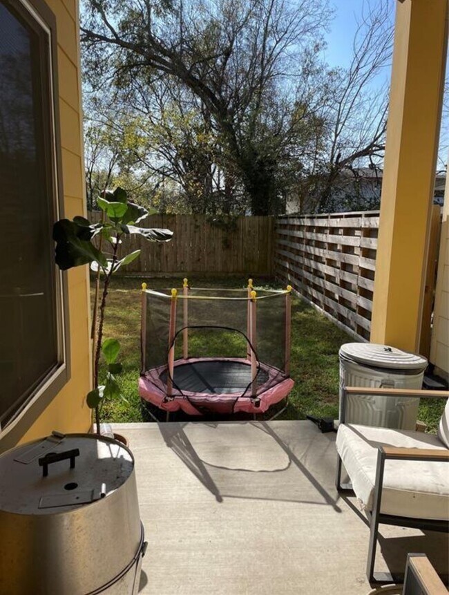 Building Photo - 5204 Hershe St