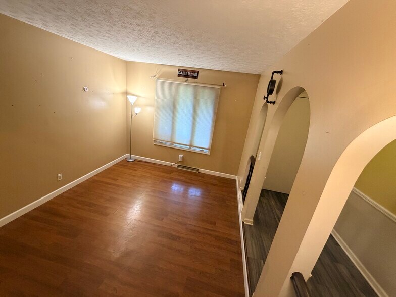 Building Photo - 548 Queenswood Dr
