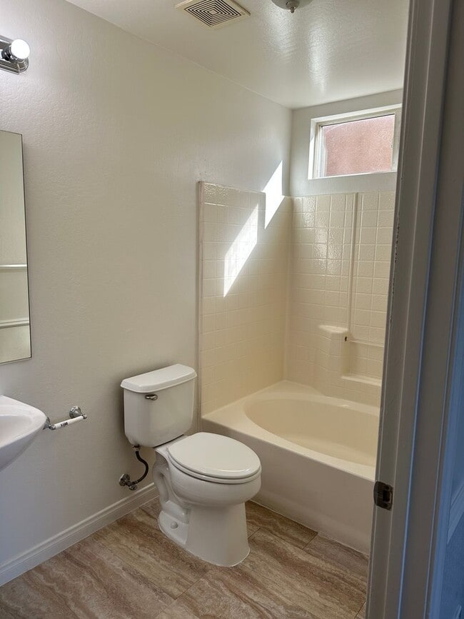 Building Photo - 3 Bed 2 Bath - Move In Special