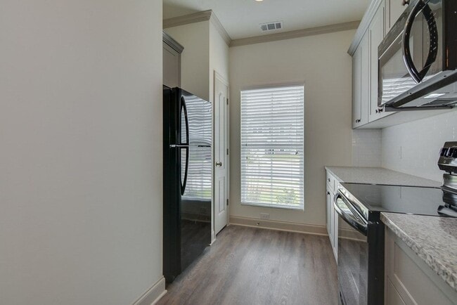 Building Photo - Beautiful End Unit Townhouse