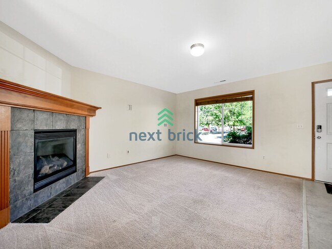 Building Photo - 4 Bed and 2.5 Bath Single-family Home is A...