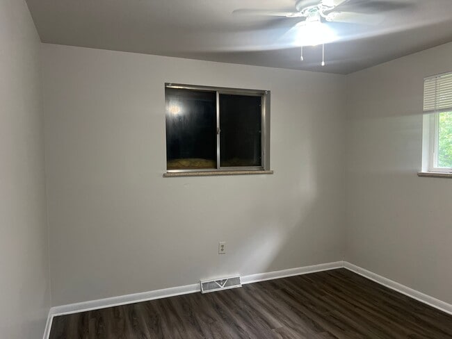 Building Photo - 2 Bed 1 Bath in Edgewater!
