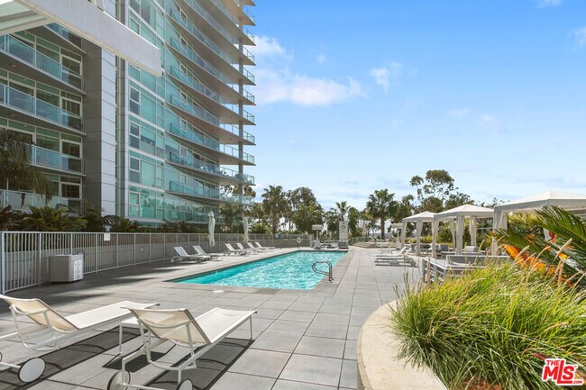 Building Photo - 13600 Marina Pointe Dr