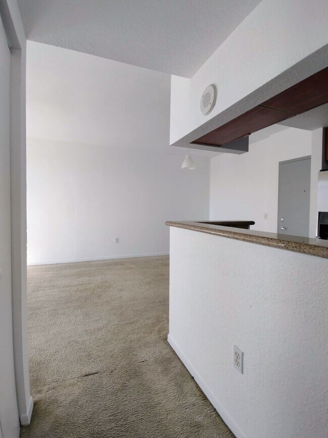 Building Photo - Modern 1BR/1BA Condo with Stainless Steel Appliances – Downtown Miami