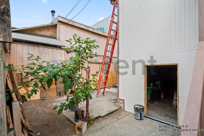 Building Photo - 833 36th Ave