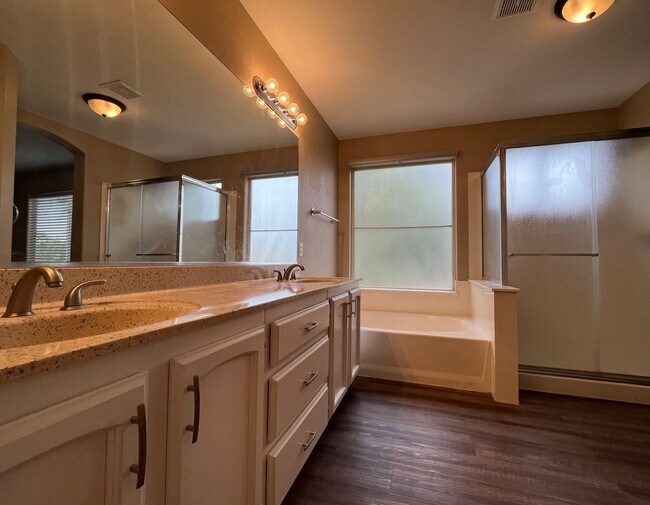Building Photo - 4 Bedroom Home Near N McQueen Rd and E Cha...