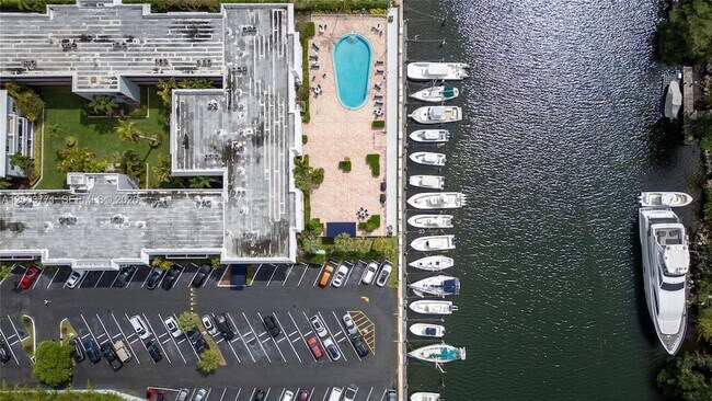 Building Photo - 100 Edgewater Dr