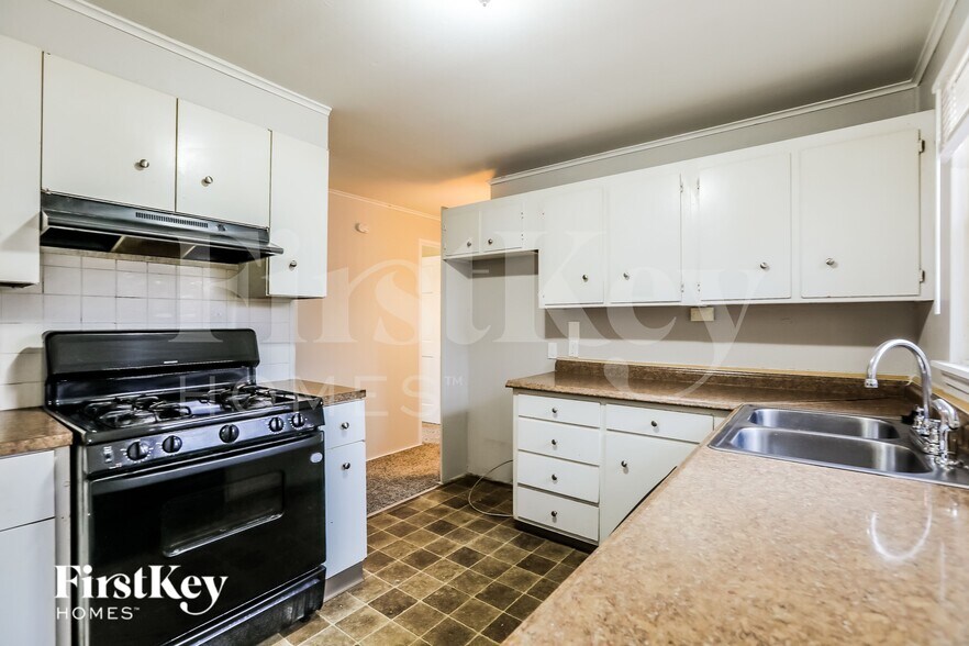 Building Photo - 803 NE 61st St