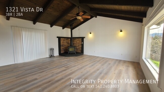 Building Photo - 1321 Vista Dr