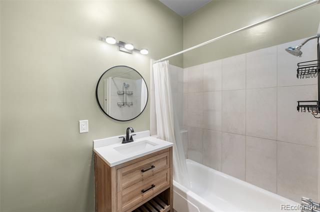 Building Photo - 326 E Dakota Ave