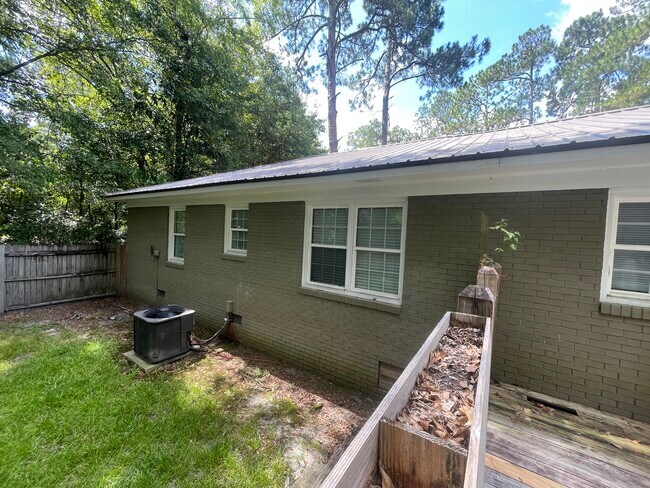 Building Photo - 103 Forest Way
